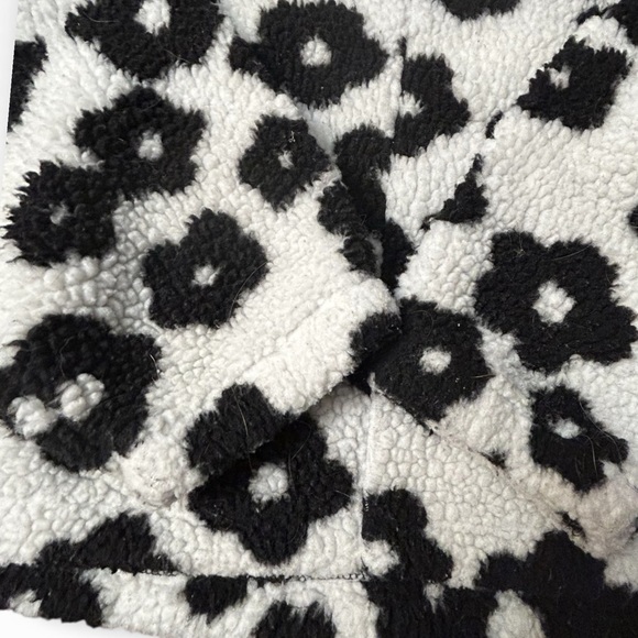 Hyfve LA Lily Floral Print Sherpa Jacket Adorable- Black & White Size Large EUC - Picture 5 of 7